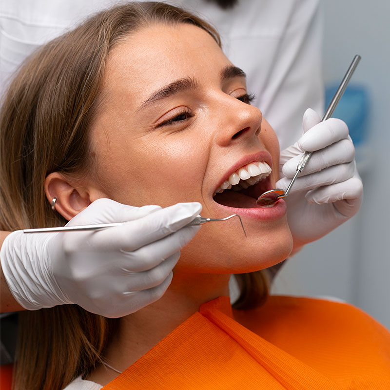 إجراء علاجات الأسنان